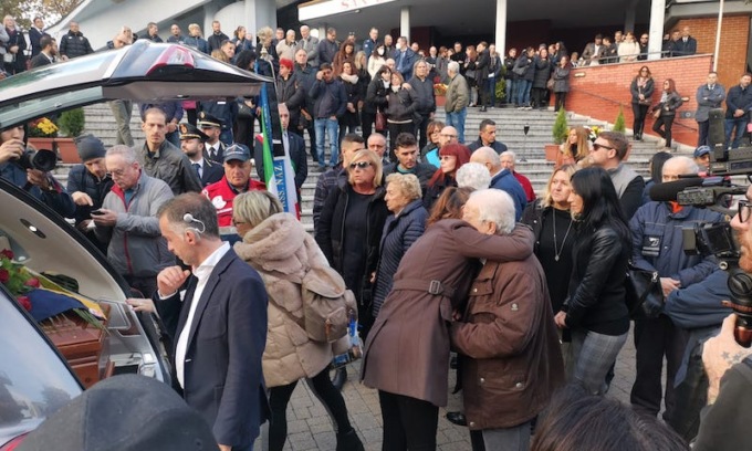 I funerali di Luis a Trezzano, dolore e lacrime: “Ti hanno chiamato da lassù, gli serviva uno buono come te”