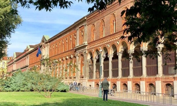 Studenti della Statale mangiano sulle scale dell’università e si beccano secchiate d’acqua