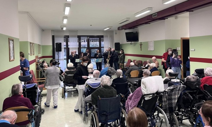 Il coro della Polizia penitenziaria di Opera porta gioia alla rsa Pontirolo