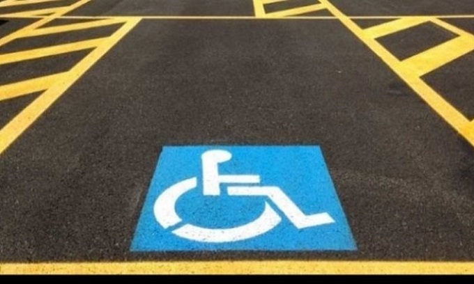 Incivili parcheggiano sui posti dei disabili, l’appello dell’assessore: “Aiutateci segnalando subito gli episodi”
