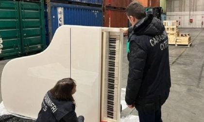I Carabinieri sequestrano un pianoforte con tasti in avorio di elefante africano