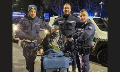 Disabile in difficoltà per lo sciopero dei mezzi, la polizia locale lo scorta fino a casa