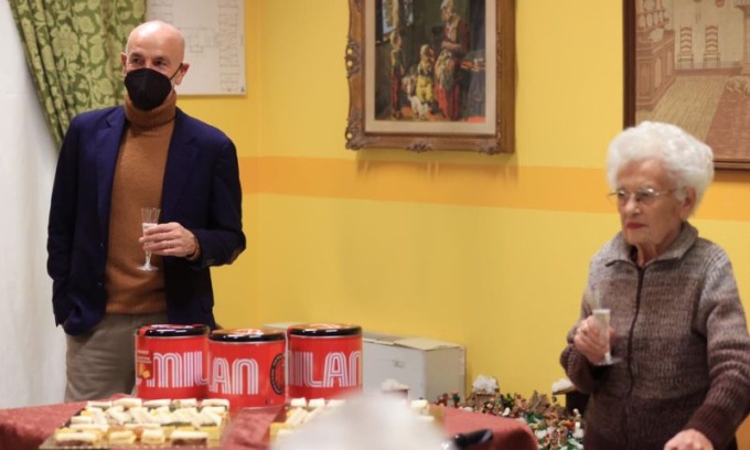 Stefano Pioli fa visita agli ospiti della rsa Pontirolo: in regalo panettoni e autografi