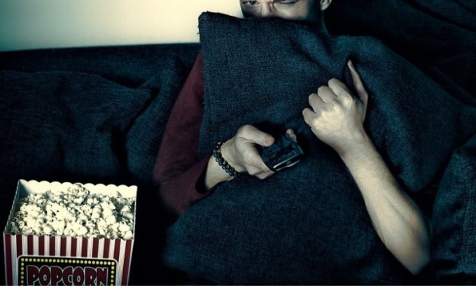 Supplente proietta film dell’orrore in classe, studenti sotto shock