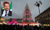 Si scatena la polemica sulla battuta di Salvini sulle "palle rosa" dell'albero di piazza Duomo a Milano