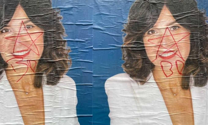 I manifesti elettorali di Patrizia Baffi imbrattati con stelle e scritte Br