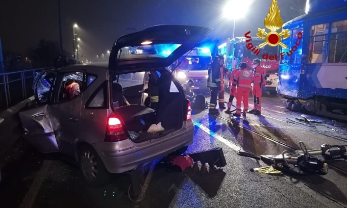 Incidente alle porte di Milano: violento scontro tra auto e tram, due feriti