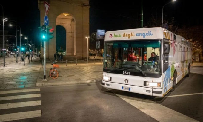 Il “Bus degli Angeli” per l’assistenza ai senzatetto torna a girare per le vie di Milano