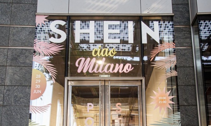 Shein apre a Milano un negozio “natalizio” per soli tre giorni ma arriva l’indagine di Greenpeace
