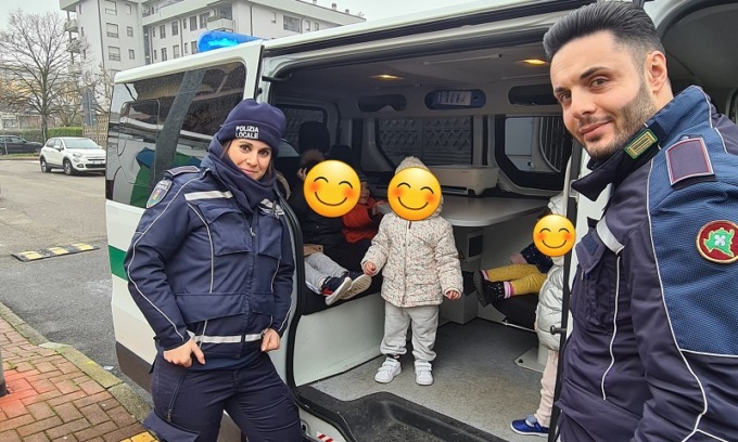 La polizia locale di Buccinasco in visita all’asilo: “Esperienza ricca e coinvolgente”