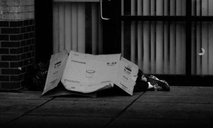 Milano, trovato un senzatetto morto per il freddo nel sottopasso Mortirolo