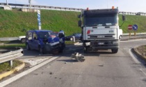Incidente allo svincolo killer di Trezzano: camion si scontra con minivan