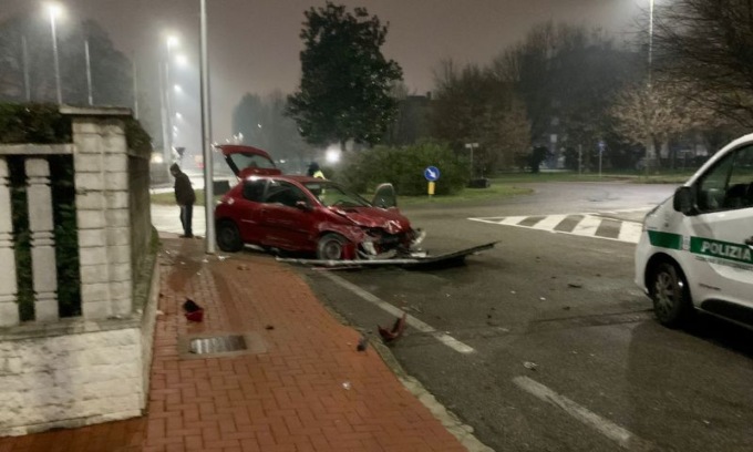 Scappano dopo il controllo degli agenti e si schiantano con l’auto: caccia ai fuggitivi