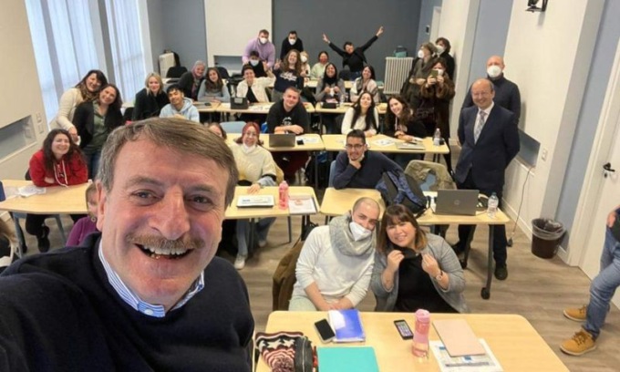 Giacomo Poretti in Sacra Famiglia incontra gli studenti: “Da ex infermiere vi dico siate sensibili e vicini ai malati”