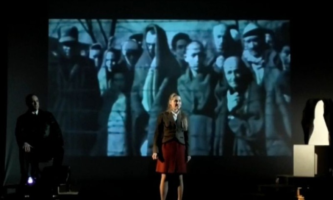 Il prof negazionista interrompe lo spettacolo teatrale sulla Shoah: l’attrice lo bacchetta