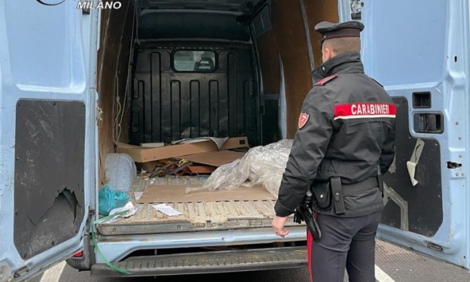 Dieci clandestini nascosti in un furgone: arrestati gli autisti di 18 e 21 anni