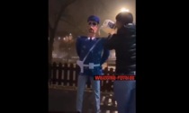 Milano, un manichino raffigurante un poliziotto bruciato a Capodanno. Salvini: “Vergognoso”