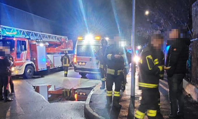 Sale su una torre alta 40 metri, attimi di paura a Rozzano