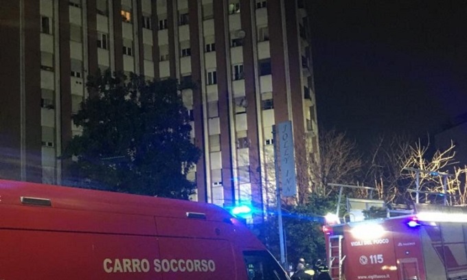 Ancora fiamme nell’ex residence di Milano: per salvarsi un uomo si butta dalla finestra