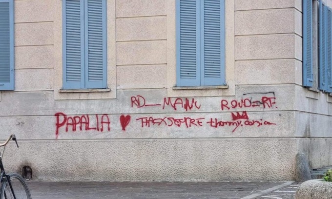 Vandali in centro a Corsico: muri imbrattati e scritte per “Papalia”