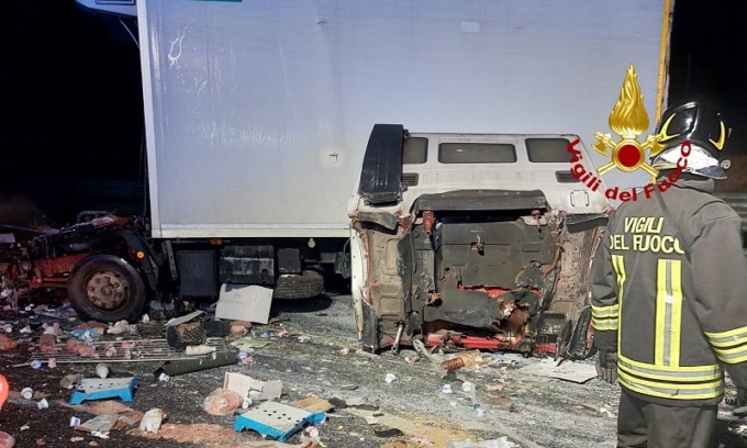Incidente mortale all’alba in A4 che ha coinvolto 4 mezzi pesanti: morto un 49enne