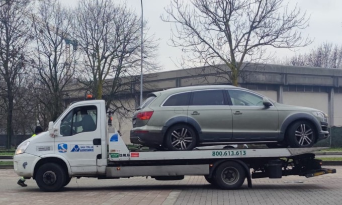 Al volante di un’auto di lusso ma si allaccia abusivamente alla corrente