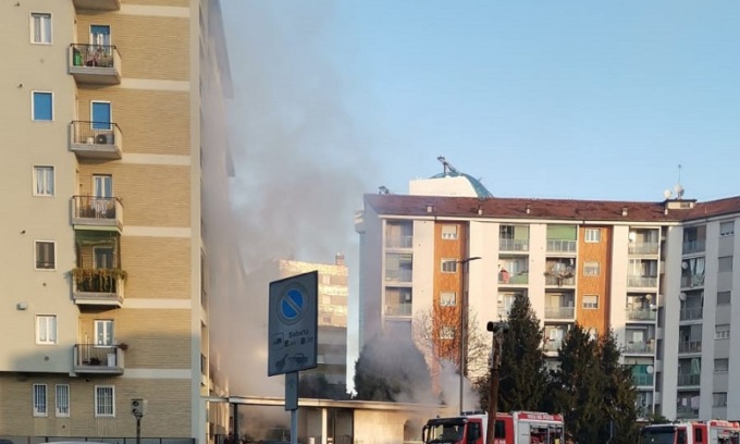 Incendio a Corsico, fiamme devastano portineria. Nessun ferito