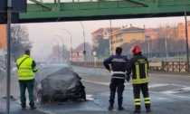 Auto in fiamme a Corsico, intervento dei pompieri e della polizia locale