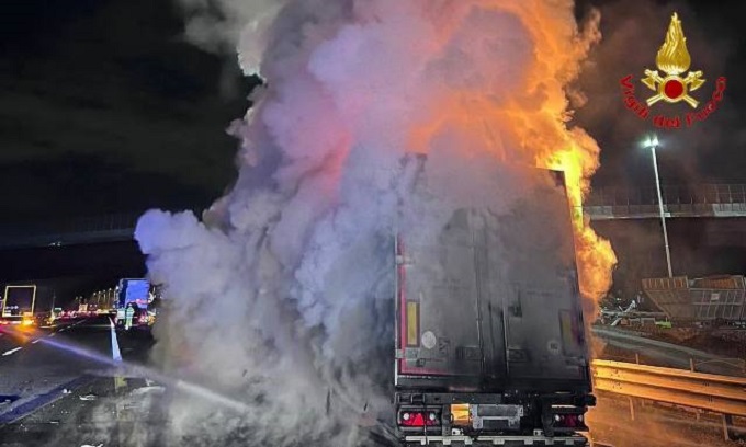 Incendio sull’A8 Varese-Milano: camion in fiamme, traffico in tilt