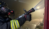 Incendio in un capannone di vernici a Cesano, nessun ferito: i pompieri salvano un cagnolino