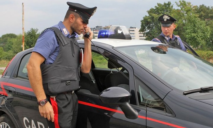 Tenta di scappare al controllo, i carabinieri lo fermano con 30 dosi di cocaina