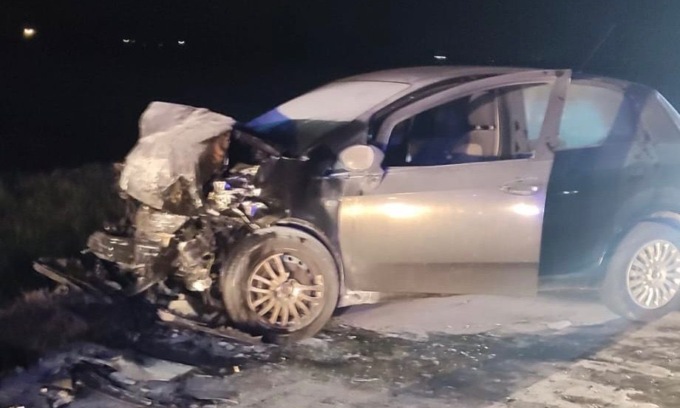 Scontro frontale tra due auto: deceduto un uomo e una donna in fin di vita