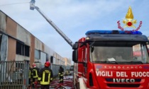 Incendio in un capannone a Pieve Emanuele: l'intervento dei vigili del fuoco