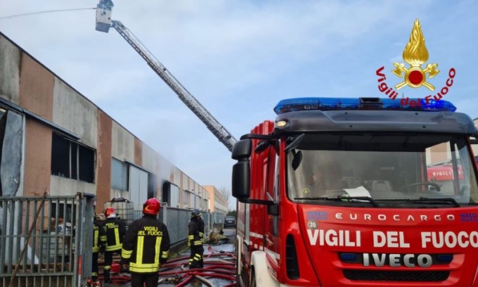 Incendio in un capannone a Pieve Emanuele: l’intervento dei vigili del fuoco
