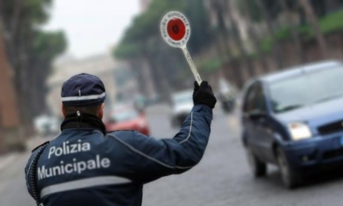 Cittadini contestano i modi del vigile: “Legalità sempre, ma anche rispetto delle persone”
