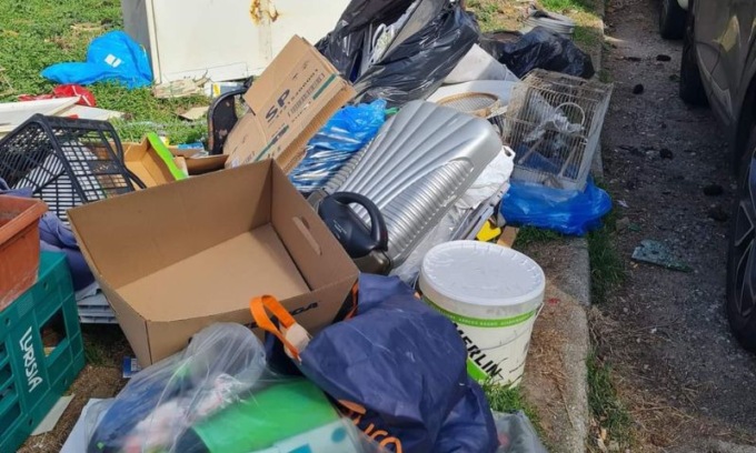 Abbandonano rifiuti in strada, il sindaco: “Ora si va in tribunale”