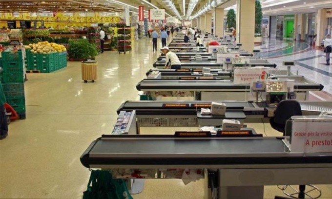 Ladre al supermercato aggrediscono la cassiera, le ferma un agente fuori dal servizio
