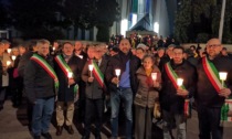 Duecento fiaccole ricordano Pietro Sanua ucciso dalla 'ndrangheta: "Un uomo di Stato"