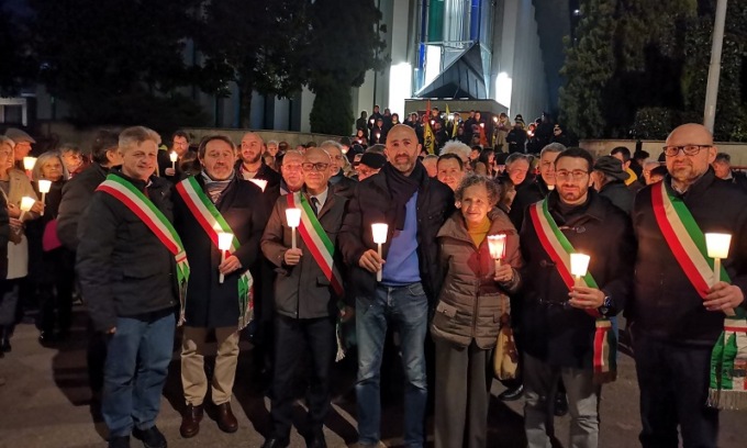 Duecento fiaccole ricordano Pietro Sanua ucciso dalla ‘ndrangheta: “Un uomo di Stato”