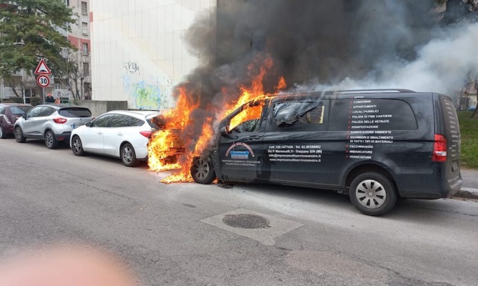 Furgoncino in fiamme, il fumo invade il quartiere Tessera