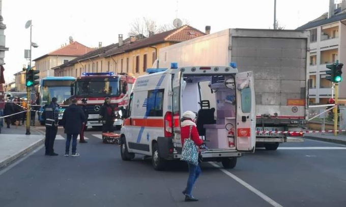 Pedone travolto da un tir: 57enne in condizioni gravissime