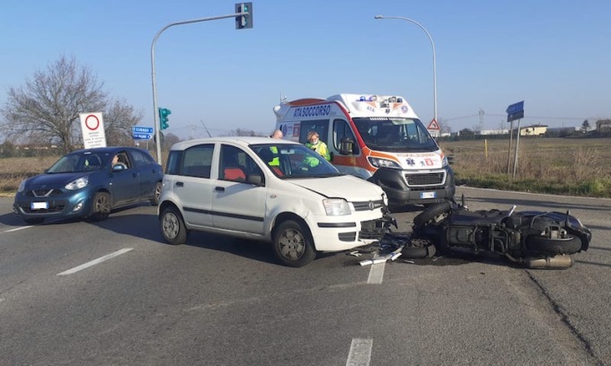 Scontro tra auto e moto lungo la provinciale: centauro ferito