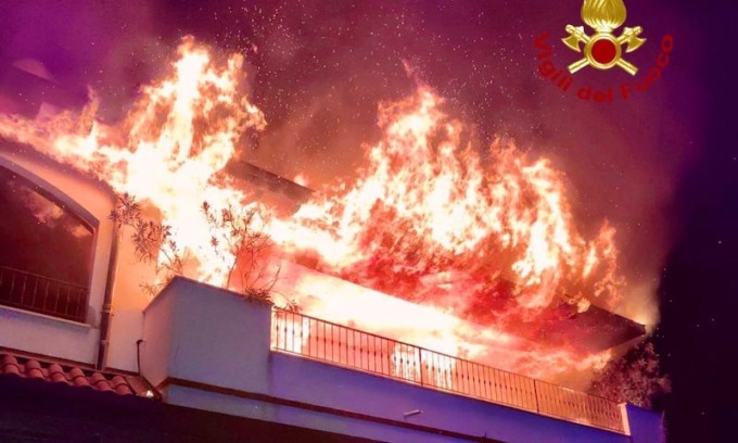 Problema alla canna fumaria, a fuoco villetta: 5 evacuati, anche un bambino di 7 mesi