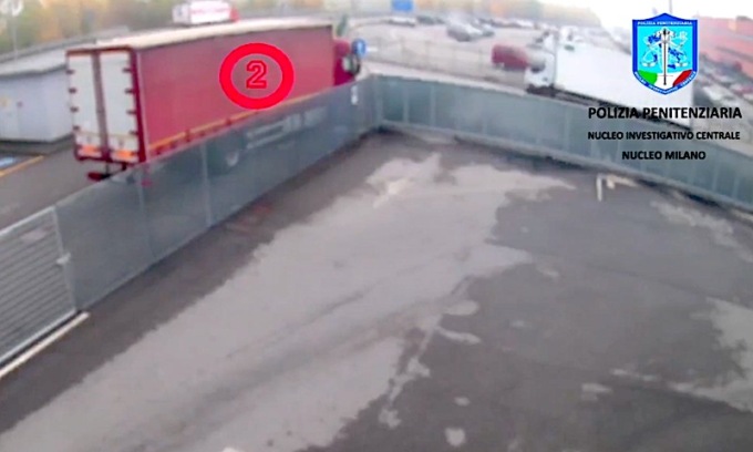 Rapina al camion di capi di lusso con la “manovra a tenaglia” a Milano: 10 arresti