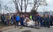 I volontari ripuliscono il fontanile Naviglietto dai rifiuti
