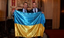 L’ex calciatore Shevchenko dona la bandiera ucraina firmata da Zelensky al sindaco Sala
