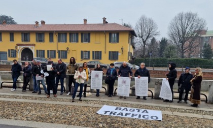Protesta dei residenti: "Via Rosselli ormai invivibile, chiediamo soluzioni anti traffico"
