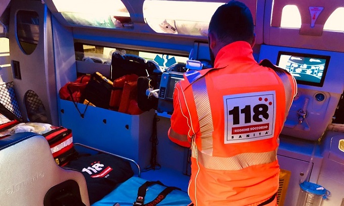 Auto con tre ragazzi di 19 anni finisce fuori strada a Noviglio