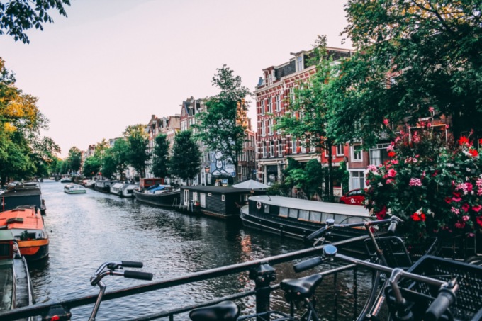 Un parcheggio sotto l’acqua ad Amsterdam per 7.000 biciclette