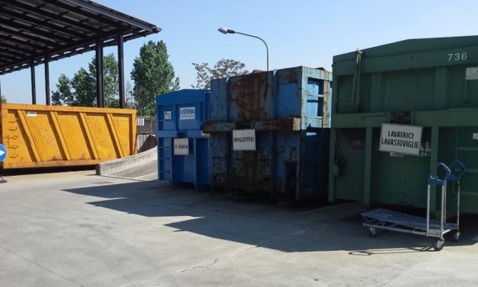 Rubava materiale dalla discarica di Corsico: beccato dalla polizia locale